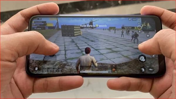 हेडफोन लावून खेळत होता PUBG, अचानक वाढलं ब्लड प्रेशर, ब्रेन हॅमरेजने तरूणाचा मृत्यू