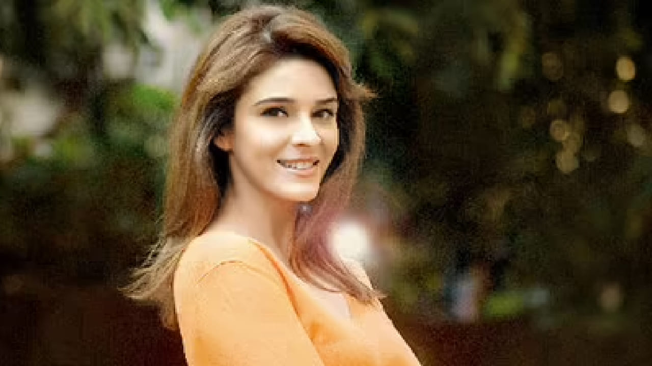 ही अभिनेत्री म्हणजे रागेश्वरी लोम्बा. करिअर उत्तम दिशेने वाटचाल करत असतानाच नशिबाने तिच्यावर मोठा आघात केला. एका म्युझिक व्हिडिओच्या शूटिंगदरम्यान तिला मलेरिया झाला. त्यानंतर तिची तब्येत झपाट्याने खालावली आणि अल्बम रिलीज झाल्यानंतर अवघ्या एका आठवड्यात तिला बेल्स पाल्सी या गंभीर आजाराचे निदान झाले.