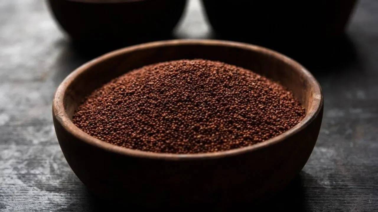 नाचणी खाणे आरोग्यासाठी नक्कीच फायदेशीर आहे. आजकाल वजन कमी करण्यासाठी आणि निरोगी राहण्यासाठी मोठ्या प्रमाणात नाचणी खाल्ली जाते. नाचणीत कॅल्शियम आणि लोहाचा खूप मोठा स्त्रोत आहे. 