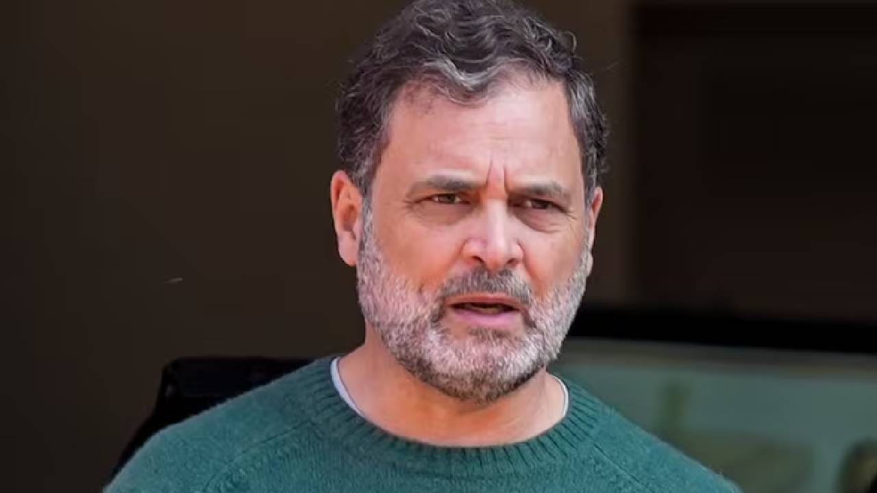 राहुल गांधी यांनी 11.15 कोटी रुपये किंमतीची स्थावर मालमत्ता जाहीर केली आहे. यामध्ये दिल्लीतील मेहरौली इथल्या सुलतानपूर गावातील शेतजमिनीचा समावेश आहे. ही शेतजमीन त्यांनी बहीण प्रियांका गांधींसोबत मिळून खरेदी केली होती. माझ्या नावावर कोणतंही वाहन नोंदणीकृत नाही, असं राहुल गांधी यांनी त्यांच्या निवडणूक प्रतिज्ञापत्रात म्हटलं आहे. 
