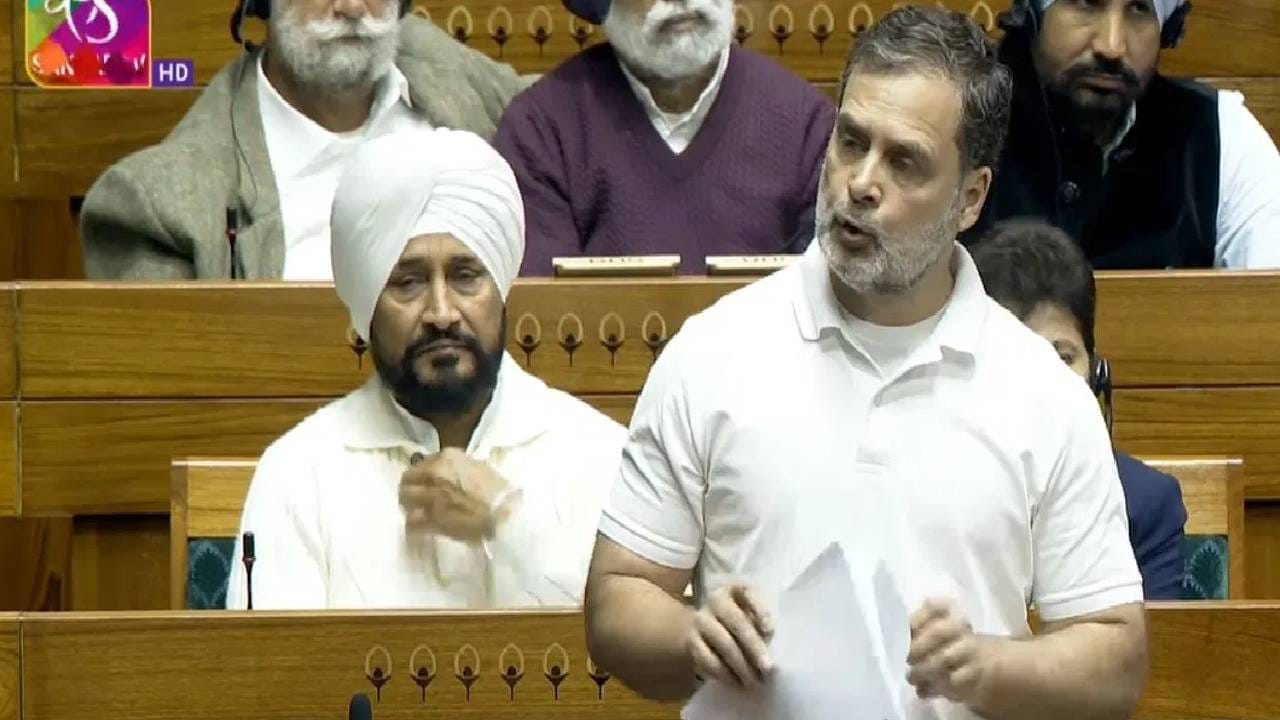 Rahul Gandhi : 4 चिनी रणगाडे डोकलामच्या दिशेने..राहुल गांधींनी एवढ बोलताच लगेच राजनाथ उठून उभे राहिले आणि..संसदेत मोठा गोंधळ Rahul Gandhi : 4 चिनी रणगाडे डोकलामच्या दिशेने..राहुल गांधींनी एवढ बोलताच लगेच राजनाथ उठून उभे राहिले आणि..संसदेत मोठा गोंधळ