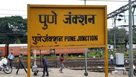 रेल्वे स्टेशनच्या नावाची पाटी ही नेहमी पिवळीच का असते?.