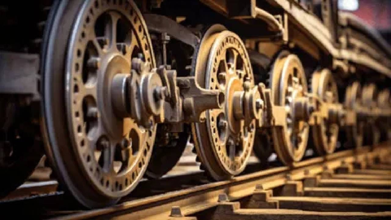 रेल्वेच्या एका चाकाचे वजन किती असते हे ऐकल्यावर तुम्हाला खरंच धक्का बसू शकतो! भारतीय रेल्वे आणि ट्रेनबद्दल अनेक रोचक गोष्टी आहेत, ज्या सामान्य लोकांना माहीत नसतात. ट्रेनच्या एका चाकाचे वजन इतके असते की, ५-१० मजबूत माणसे मिळूनही ते सहज हाताने उचलू शकत नाहीत. स्टील अथॉरिटी ऑफ इंडिया (SAIL) आणि रेल्वे विभागाच्या माहितीनुसार, ट्रेनच्या इंजिन आणि डब्यांमध्ये वेगवेगळ्या प्रकारची आणि वजनाची चाके वापरली जातात.