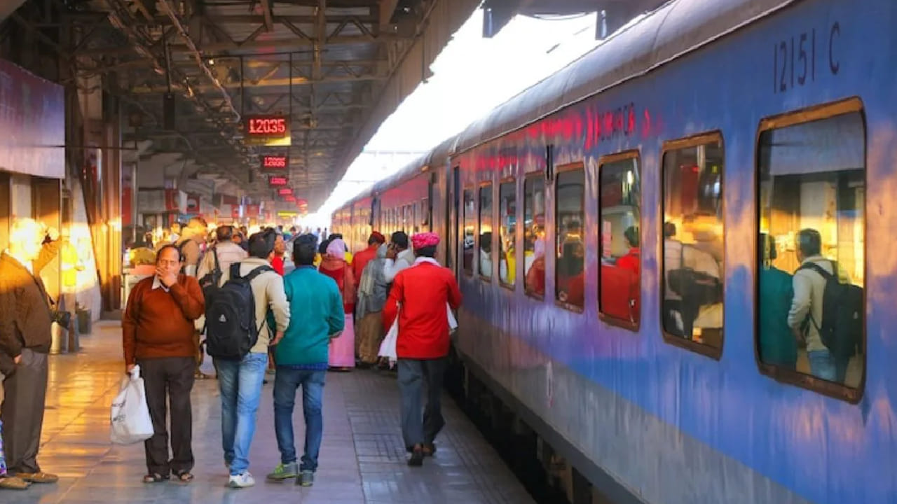 भारतीय रेल्वेने प्रवाशांचा प्रवास अधिक सुरक्षित, आरामदायक आणि पारदर्शक करण्यासाठी गेल्या काही महिन्यांत अनेक महत्त्वाचे नियम लागू केले आहेत. येत्या काळात तुम्ही ट्रेनने प्रवास करण्याचा विचार करत असाल तर हे नवे नियम तुम्हाला जाणून घेणं अत्यंत आवश्यक आहे.