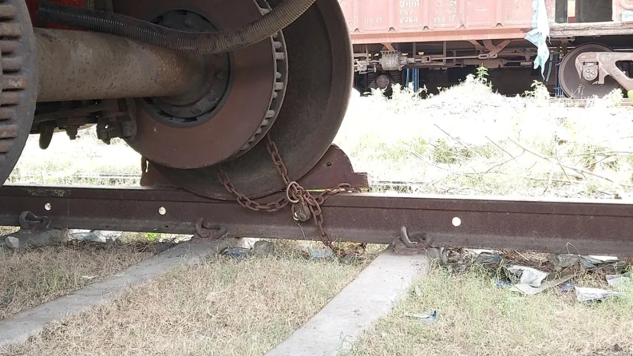 सर्वात जड चाके सामान्यतः EMU/मेमू किंवा लोकल ट्रेनच्या डब्यांमध्ये आढळतात, ज्याचे वजन अंदाजे ४२३ किलो असते. सामान्य ब्रॉड गेज ट्रेनच्या डब्यात (कोच) बसवलेल्या एका चाकाचे वजन ३८४ ते ३९४ किलो पर्यंत असते. आधुनिक लाल रंगाच्या LHB कोचमध्ये (ज्या आता बहुतेक नव्या ट्रेनांमध्ये वापरल्या जातात) एका चाकाचे वजन सुमारे ३२६ किलो असते.