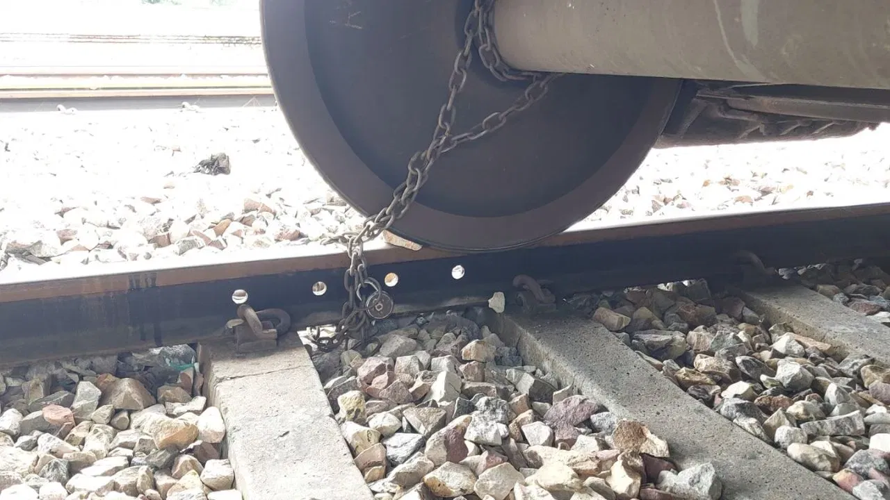 आता येणारे आणखी एक आश्चर्यजनक तथ्य म्हणजे ट्रेनच्या एका चाकाची किंमत! रेल्वे मंत्रालयाच्या अधिकाऱ्यांच्या माहितीनुसार आणि काही रिपोर्ट्समध्ये सांगितले जाते की, भारतीय रेल्वे अनेक चाके आयात करते आणि एका चाकाची किंमत सुमारे ७०,००० रुपये असते. हे ऐकून तुम्हाला आश्चर्य वाटेल की, एका चाकाची किंमत सामान्य बाइकपेक्षा जास्त आहे!