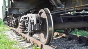 GK: रेल्वेच्या एका चाकाचं वजन किती असतं? किंमत वाचून धक्काच बसेल.