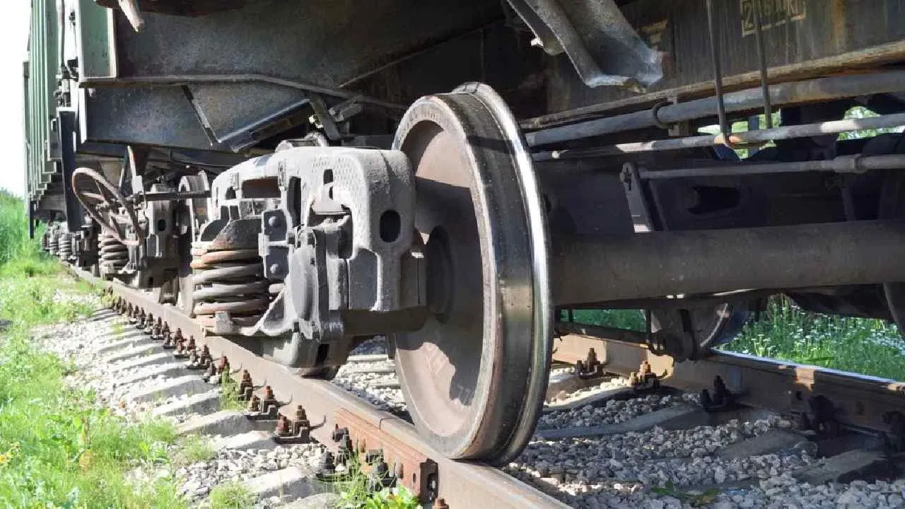 इंजिनच्या चाकांबद्दल बोलायचे तर ते डब्यांच्या चाकांपेक्षा जास्त जड आणि मजबूत असतात, कारण त्यांना संपूर्ण ट्रेन ओढण्याची जबाबदारी असते. डिझेल इंजिनच्या एका चाकाचे वजन सुमारे ५२८ किलो असते, तर इलेक्ट्रिक इंजिन (जसे WAP-5 किंवा WAG-9) च्या चाकाचे वजन ५५४ किलोपर्यंत पोहोचते. नॅरो गेज ट्रेनच्या इंजिनमध्ये मात्र चाके तुलनेने हलकी असतात, ज्यांचे वजन कमीत कमी १४४ किलो असते.