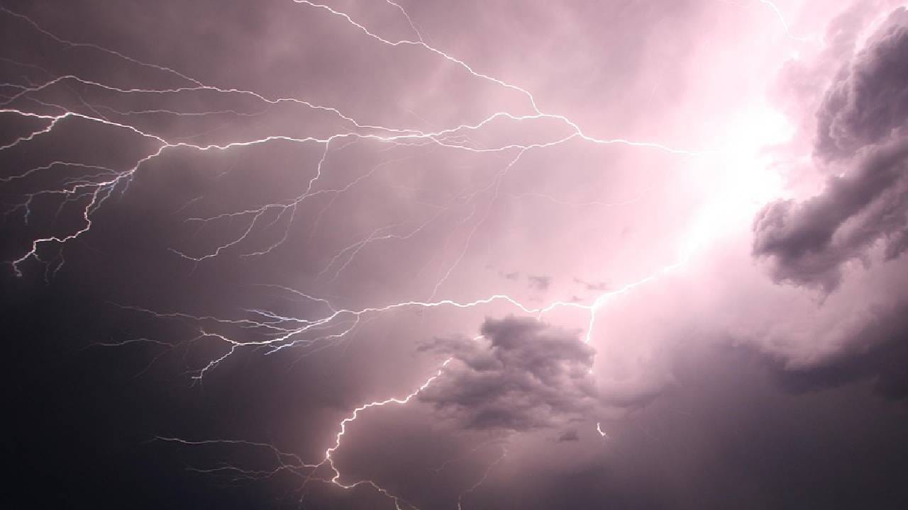 अवकाळीचं मोठं संकट राज्यावर! तब्बल 9 जिल्ह्यांत अलर्ट, वादळी वाऱ्यासह.. अवकाळीचं मोठं संकट राज्यावर! तब्बल 9 जिल्ह्यांत अलर्ट, वादळी वाऱ्यासह..