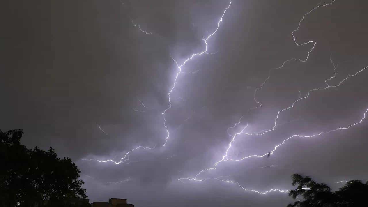 राज्यावर पुन्हा अवकाळीचे मोठे संकट, थेट इशारा, विजांच्या कडकडाटासह राज्यात...