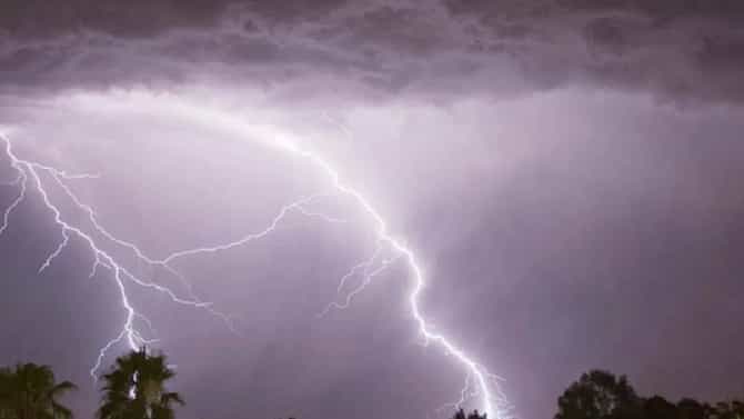 मराठवाडा आणि मध्य महाराष्ट्रावर मोठं संकट! तब्बल 8 जिल्ह्यांना मोठा इशारा, विजांच्या कडकडाटासह...