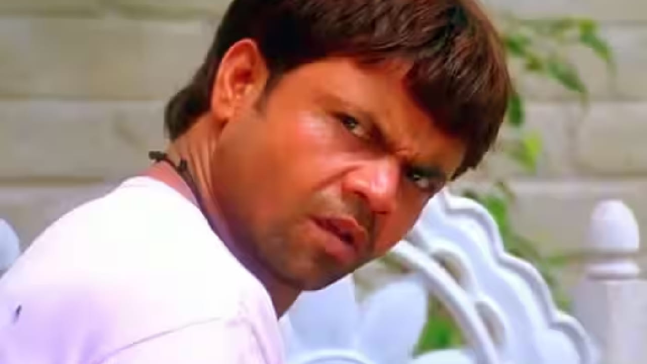 आज आपण त्याच्या आयुष्यात अडचणींचा काळ असला तरी त्याच्या गाजलेल्या चित्रपटांमधील भूमिका आजही प्रेक्षकांच्या मनात ताज्या आहेत. अशाच राजपाल यादव याच्या 4 आयकॉनिक कॉमेडी चित्रपटाबद्दल बोलणार आहोत, ज्याने प्रेक्षकांना प्रचंड हसवले. 