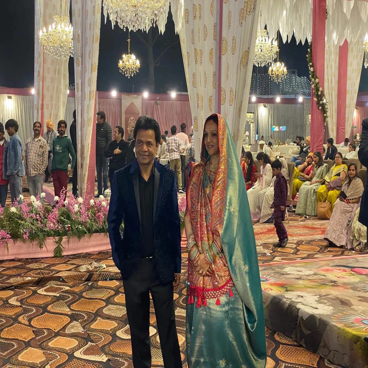 अभिनेता राजपाल यादव याच्या खसागी आयुष्याबद्दल सांगायचं झालं तर, अभिनेत्याचं पहिलं लग्न 1991 मध्ये करुणा हिच्यासोबत झालं. मुलीच्या जन्मानंतर अभिनेत्याच्या पहिल्या पत्नीने अखेरचा श्वास घेतला. या दुःखातून स्वतःला सावरण्यासाठी अभिनेत्याला मोठा कालावधी लागला... 