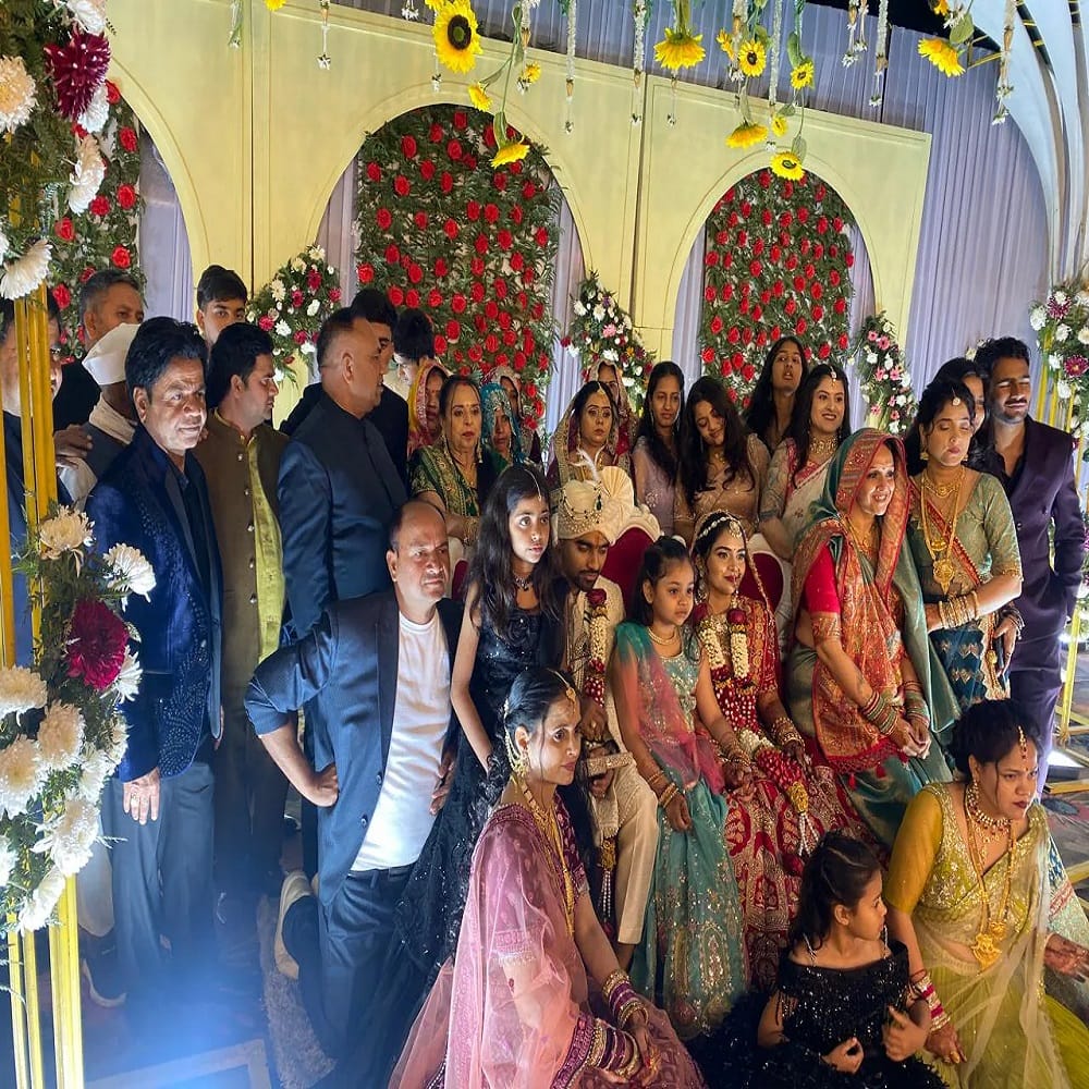 राजपाल याला तीन मुली आहे. एक मुलगी पहिल्या पत्नीची तर, दोन मुली दुसऱ्या पत्नीच्या आहे. पण अभिनेत्याच्या घरात एकूण 15 मुलं आहेत. ज्यांचा सांभाळ राधा करत आहे. सध्या सर्वत्र राधा आणि रामपाल यांच्या खासगी आयुष्याची चर्चा सुरु आहे. 