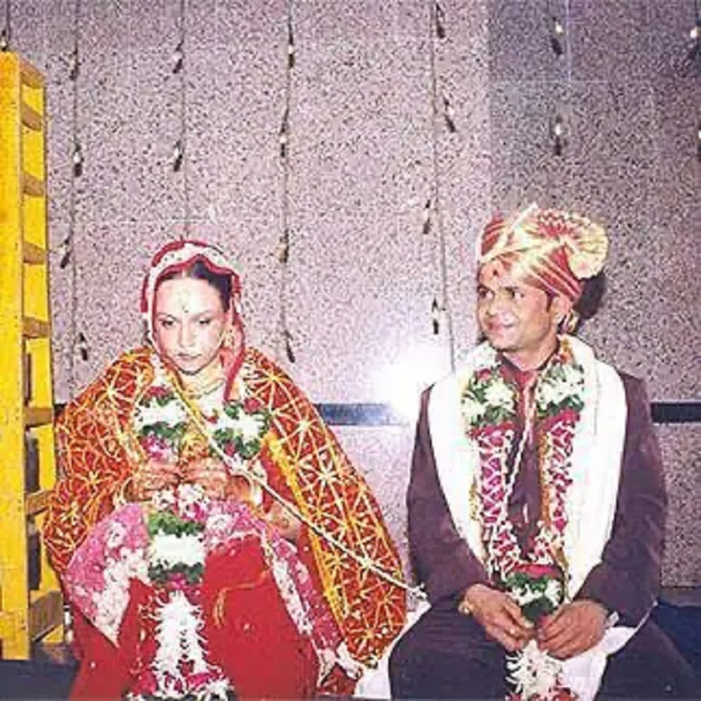 पहिल्या पत्नीच्या निधनाच्या अनेक वर्षांनंतर राजपाल याने दुसरं लग्न केलं.  राधा हिच्यासोबत अभिनेत्याने दुसरं लग्न केलं. लग्नानंतर प्रत्येक कठीण काळात राधा हिने राजपाल याला भक्कम साथ दिला... एवढंच नाही तर, कुटुंबातील सर्व जबाबदाऱ्या देखील पार पाडल्या... 