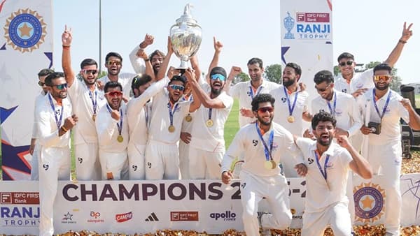 जम्मू-काश्मीर क्रिकेट टीमसाठी 28 फेब्रुवारी 2026 हा दिवस अविस्मरणीय आणि ऐतिहासिक असा ठरला आहे. जम्मू काश्मीर टीमने अंतिम सामन्यात पहिल्या डावातील आघाडीच्या जोरावर रणजी ट्रॉफी जिंकण्याचा मान मिळवला. उभयसंघातील अंतिम सामना अनिर्णित राहिला. मात्र जम्मू-काश्मीरने कर्नाटक विरुद्ध पहिल्या डावात आघाडी घेतली होती. त्या जोरावर जम्मू-काश्मीर विजयी ठरली. (Photo Credit: PTI)