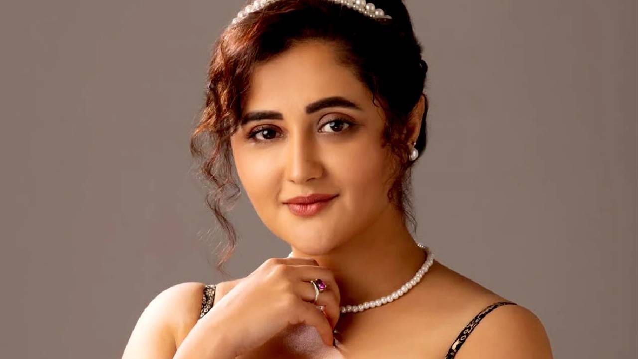 'उतरन' या चित्रपटातून घराघरात पोहोचलेली अभिनेत्री रश्मी देसाई ही टेलिव्हिजन इंडस्ट्रीतील लोकप्रिय अभिनेत्री आहे. रश्मीनेही तिच्या करिअरच्या सुरुवातीला काही हिंदी बी-ग्रेड चित्रपटांमध्ये काम केलंय. 
