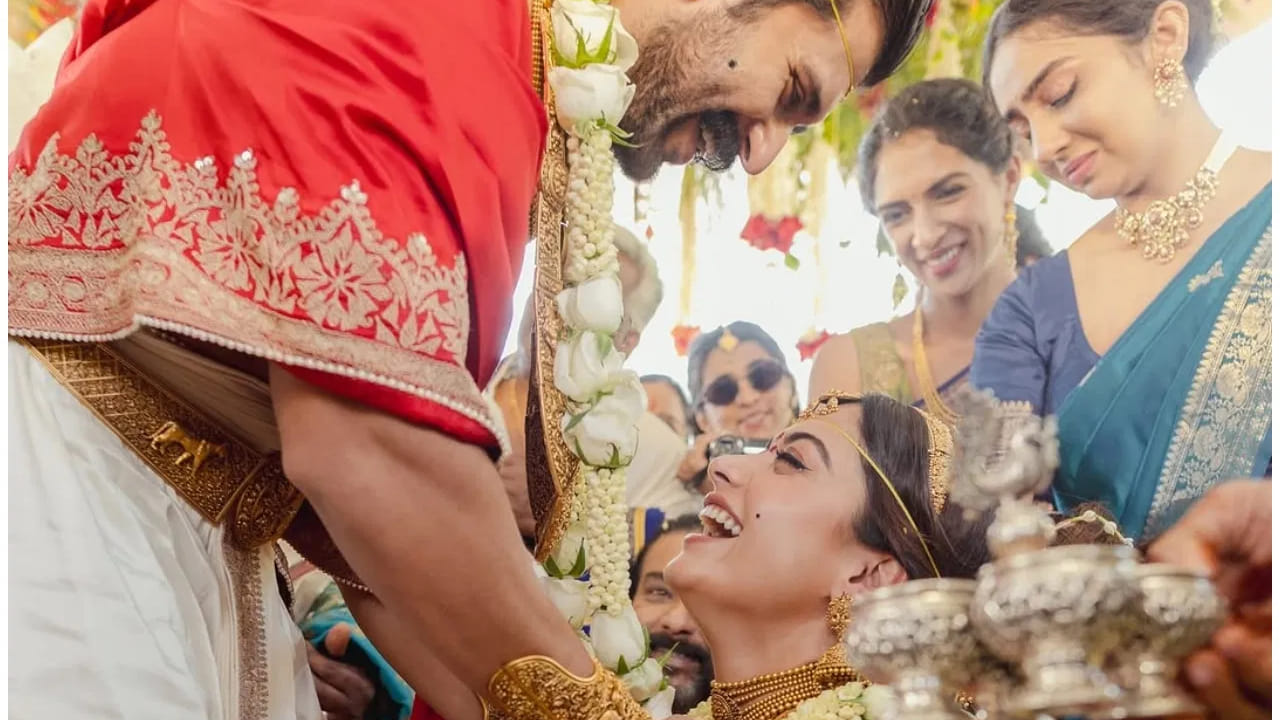 विजय देवरकोंडा हा रश्मिकाच्या आयुष्यातील महत्त्वाचे व्यक्तिमत्त्व मानले जाते. व्यावसायिक कारकिर्दीत साथ देणाऱ्या मित्रासोबतच आता तिने वैवाहिक आयुष्याची नवी सुरुवात केली आहे. या भावनिक क्षणांमुळे लग्नसोहळा आणखी खास ठरला.