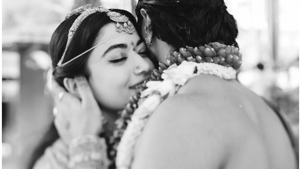 रश्मिका आणि विजय यांनी यापूर्वी चित्रपटांमध्ये एकत्र काम केले असून त्यांच्या जोडीला प्रेक्षकांनी भरभरून प्रेम दिले आहे. पडद्यावरील ही जोडी खऱ्या आयुष्यातही एकत्र यावी अशी चाहत्यांची इच्छा होती. अखेर चाहत्यांची ही इच्छा पूर्ण झाल्याचे बोलले जात आहे.