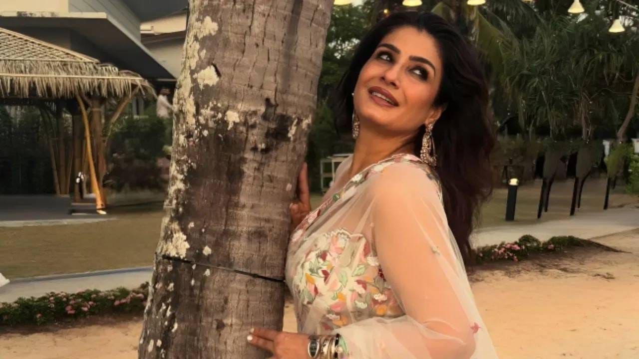 मोहक हसू, नितळ सौंदर्य आणि मनमोहक अदांनी एकेकाळी स्क्रीन गाजवणारी अभिनेत्री रविना टंडन सध्या मोछ्या पडद्यापासून दूर आहे, मात्र असं असलं तरी तिचा जलवा कायम आहे. तिचं फॅन फॉलोईंगही बरंच आहे. रविना टंडन हिने नुकताच आदित्य धरने दिग्दर्शित केलेला रणवीर सिंह याची प्रमुख भूमिका असलेला धुरंधर चित्रपट पाहिला . पण तो पाहताच तिने आदित्य धर याची पत्नी आणि अभिनेत्री यामी गौतम हिला फोन करून तिची माफी मागितली, तिला थेट  Sorry म्हटलं. असं  नेमकं काय झालं ?