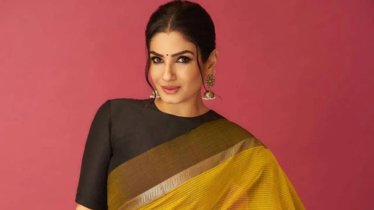 अलीकडेच रवीन टंडनने झूम टीव्हीला इंटरव्यू दिला. या चर्चेमध्ये तिने सांगितलं की, वर्ष 1998 मध्ये तिने करण जोहरचा ब्लॉकबस्टर चित्रपट रिजेक्ट केला होता.  हा चित्रपट दुसरा तिसरा नसून  'कुछ कुछ होता है' आहे.