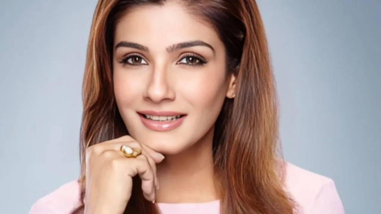  पुढे रवीनाने रणवीरचा अभिनय आणि आदित्यच्या दिग्दर्शनाची तारीफ केली. आदित्य धर खरोखरच एक प्रतिभावान दिग्दर्शक आहे, त्याच्यासाठी 'मनाला भिडणारा' हा शब्दही कमी वाटतो, असं रवीनाने सांगितलं, 