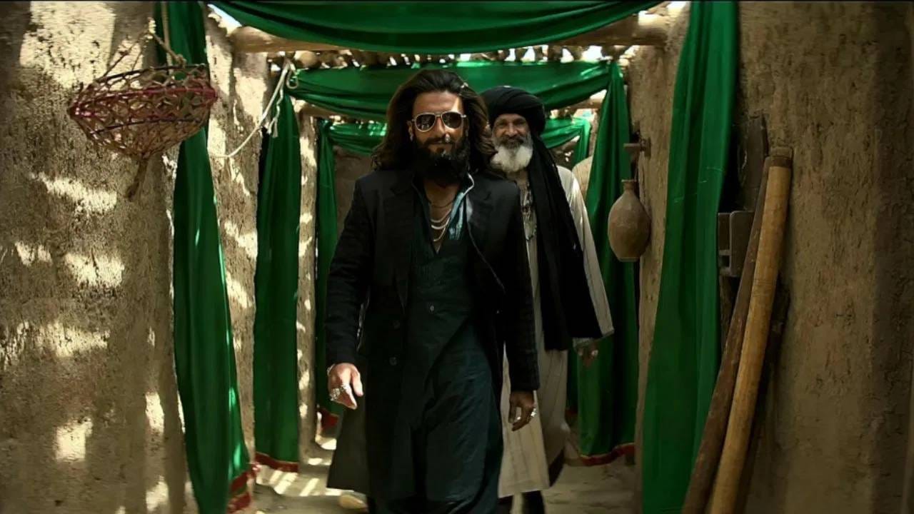 या पॉडकास्टमध्ये रवीनाने चित्रपटातील  संजय दत्त, अक्षय खन्ना, सारा अर्जुन, राकेश बेदी आणि गौरव रेगा इतर कलाकारांचंही, त्यांच्या कामाचं कौतुक केलं.