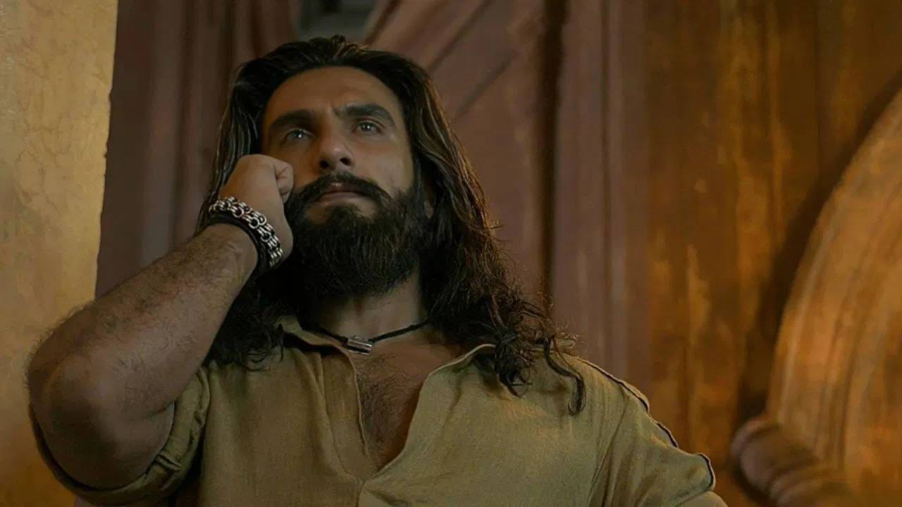 अलिकडेच एका पॉडकास्ट दरम्यान रविनाने सांगितलं, की नुकताच धुरंधर हा चित्रपट पाहिला.तिला तो खूपच आवडला. चित्रपट पाहून होताच तिने अभिनेत्री यामी गौतम हिला फोन केला.