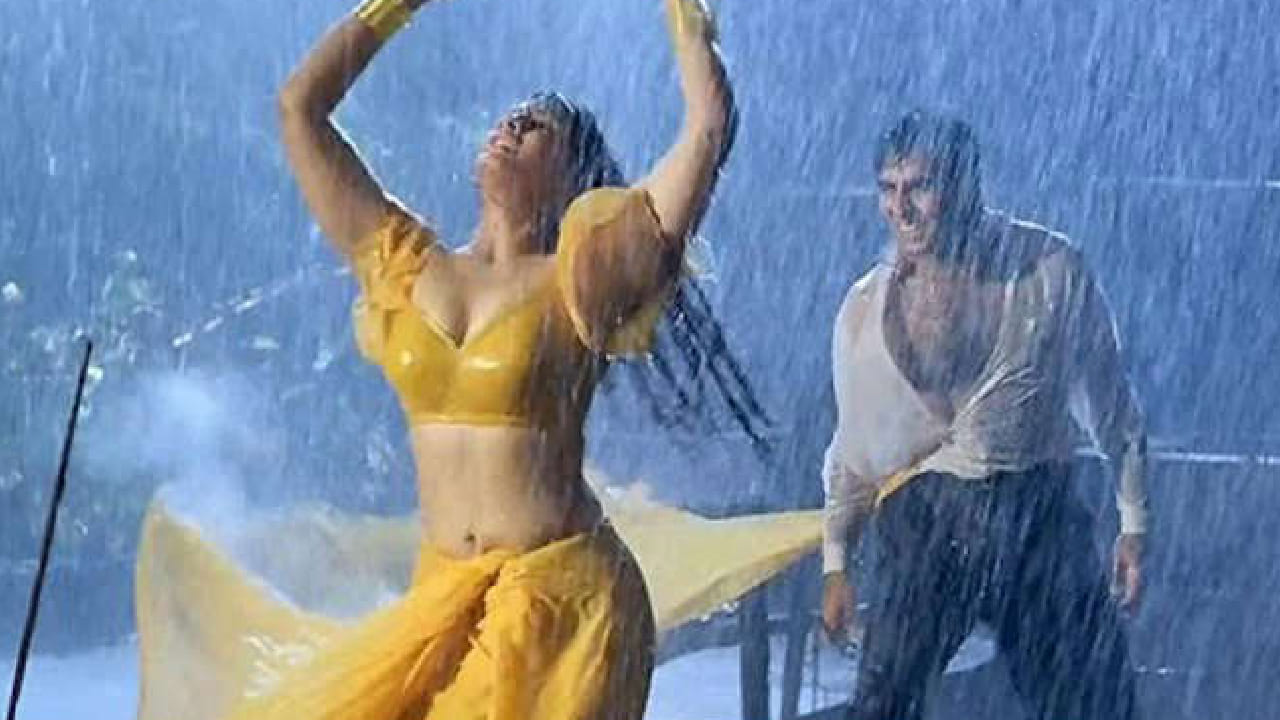 पिवळ्या रंगाच्या साडीत, पावसात भिजत दिलेल्या तिच्या बोल्ड आणि किलर अदा आजही लोक विसरू शकत नाहीत. अनेकांना हे माहित नसेल, पण रिपोर्ट्सनुसार या गाण्याच्या शूटिंगदरम्यान रवीना टंडनला जोरदार ताप आला होता.