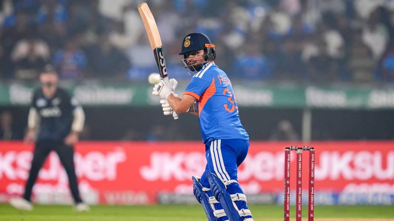 रिंकु सिंह मागच्या टी20 वर्ल्डकप स्पर्धेत राखीव खेळाडू होता. त्याला 15 खेळाडूंमध्ये स्थान मिळालं नव्हतं. त्याने 2023 मध्ये टी20 क्रिकेटमध्ये पदार्पण केलं आहे. त्याने 40 सामन्यात 161.05 च्या स्ट्राईक रेटने 641 धावा केल्यात. (Photo- BCCI Twitter)