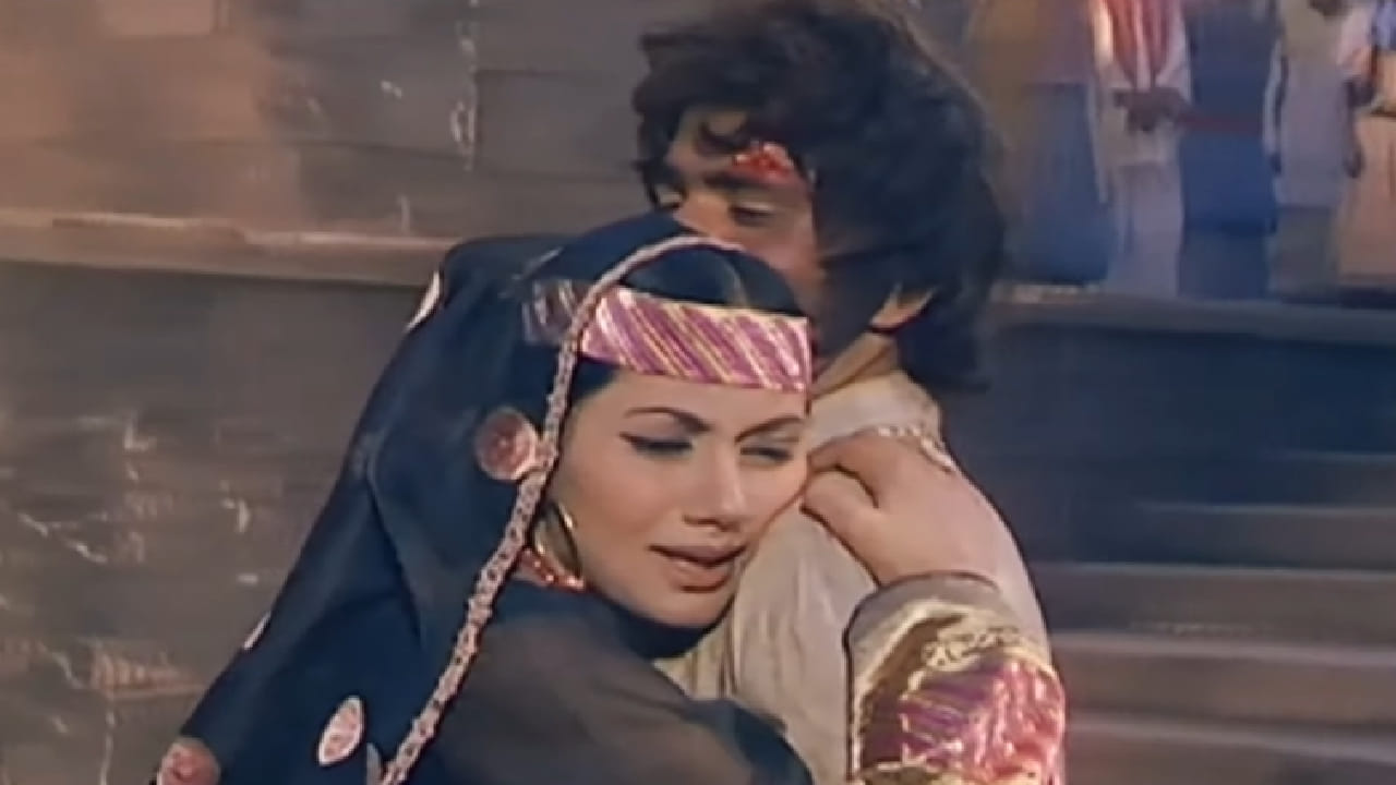 अशाच अजरामर गाण्यांपैकी एक म्हणजे ‘कोई पत्थर से ना मारे दीवाने को’. हे गाणे 1976 साली प्रदर्शित झालेल्या ‘लैला मजनू’ या चित्रपटात दाखवण्यात आले होते. ‘लैला-मजनू’च्या अमर प्रेमकथेवर आधारित असलेल्या या चित्रपटात हे गाणे अगदी योग्य ठिकाणी बसले आणि प्रेक्षकांच्या मनावर खोल ठसा उमटवून गेले.