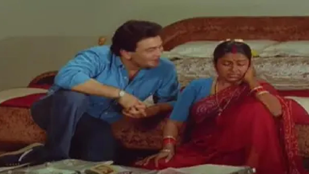 ‘नसीब अपना अपना’ची कथा नशीब, प्रेम आणि अहंकार याभोवती फिरते. चित्रपटाचा प्लॉट पूर्णपणे ड्रामेटिक असून त्यात नातेसंबंधांतील ताणतणाव, गैरसमज आणि भावनिक संघर्ष दाखवण्यात आला आहे. ऋषी कपूर यांनी साकारलेला नायकाचा रोल प्रेक्षकांना प्रचंड भावला. 