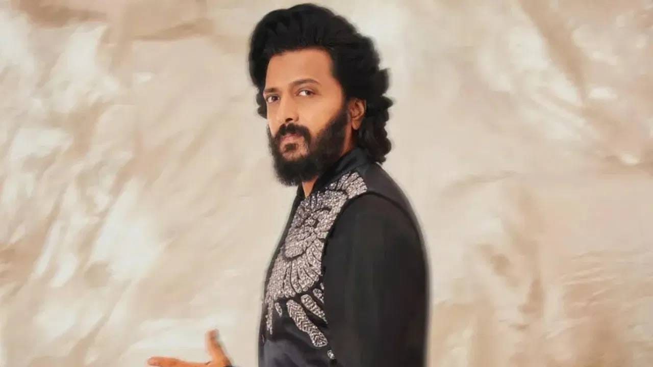 प्रसिद्ध अभिनेता रितेश देशमुखने मुंबईच्या कमला रहेजा कॉलेज ऑफ आर्किटेक्चर मधून आर्किटेक्चरल इंजीनियरिंगची डिग्री घेतली आहे. चित्रपट सृष्टीत येण्यापूर्वी रितेश परदेशी आर्किटेक्चरल फर्ममध्ये नोकरी करायचा.   