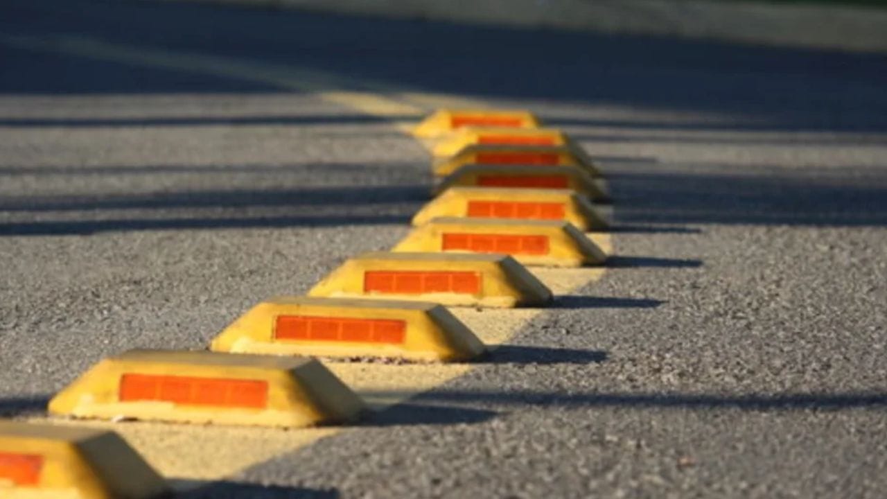 सौर उर्जेवर चालणारे स्टड्स: काही प्रगत रोड स्टड्समध्ये सौर पॅनेल आणि लहान LED दिवे असतात. हे दिवसा सौर उर्जेवर चार्ज होतात आणि रात्री आपोआप प्रकाश देऊ लागतात.