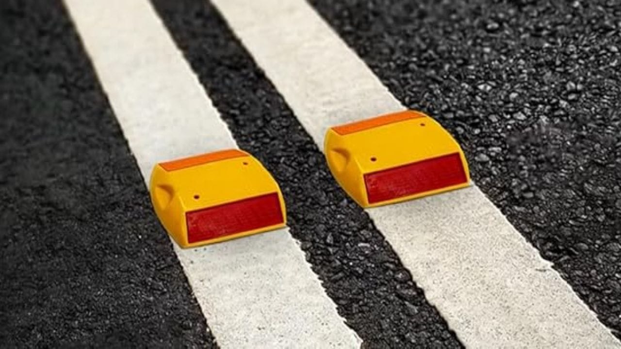 कार्य करण्याची पद्धत: या स्टड्समध्ये विशेष रिफ्लेक्टिव्ह शीट किंवा लेन्स बसवलेले असतात. जेव्हा गाडीच्या हेडलाईटचा प्रकाश यावर पडतो, तेव्हा ते चमकू लागतात आणि चालकाला रस्ता स्पष्ट दिसतो.