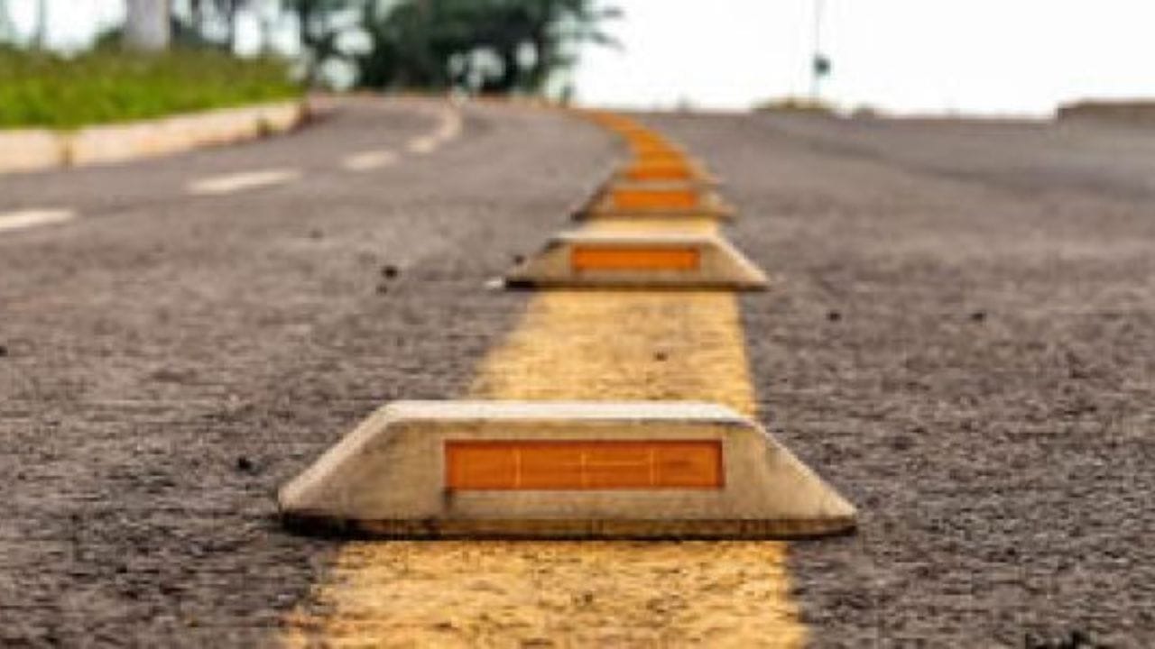 अपघात रोखण्यास मदत: हे स्टड्स रस्त्यावरील धोके, वळणे आणि लेन बदलण्यासाठी चालकांना पूर्वसूचना देतात, ज्यामुळे रस्ते अपघातांचा धोका मोठ्या प्रमाणात कमी होतो.