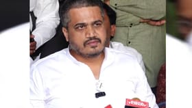 Rohit Pawar : ए.. ए काय येडा आहे का तू? चल निघ इथून; भडकले रोहित पवार.