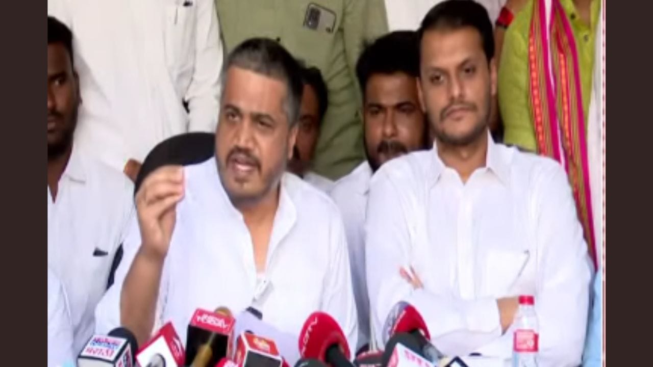 खराब विमान चुकून दिलं की जाणीवपूर्वक दिलं? रोहित पवारांचा संतप्त सवाल खराब विमान चुकून दिलं की जाणीवपूर्वक दिलं? रोहित पवारांचा संतप्त सवाल