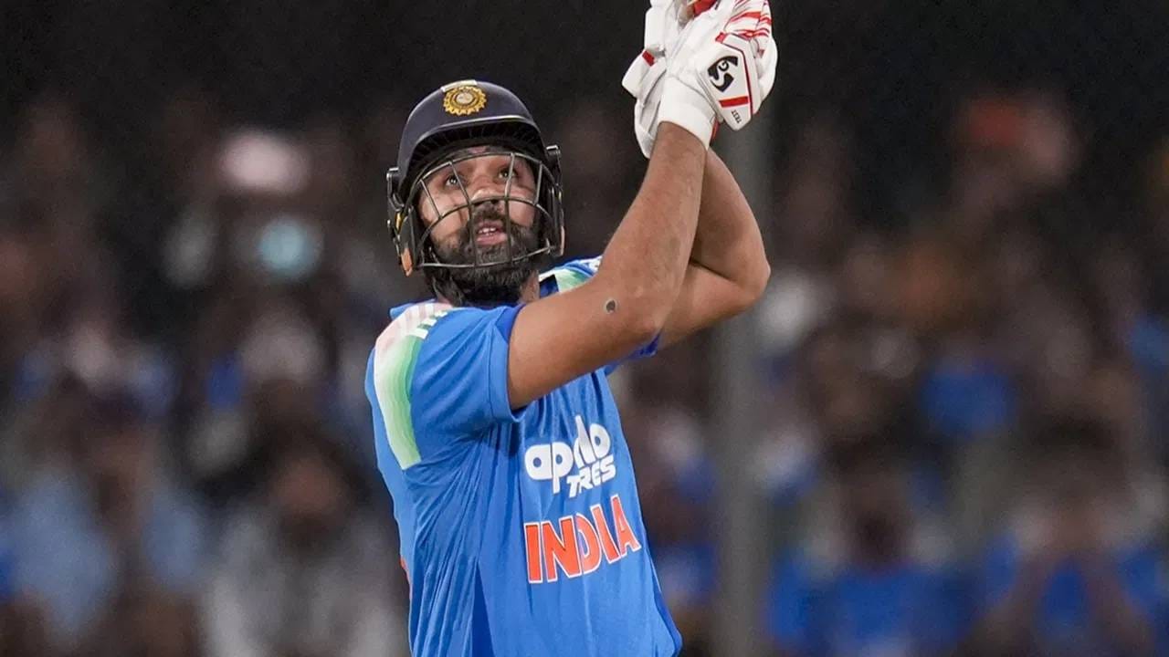 भारताचा  माजी कर्णधार रोहित शर्मा या यादीत दुसऱ्या क्रमांकावर आहे. त्याने या स्पर्धेत एकूण 50 षटकार मारले आहेत. त्याने 44 डावात 1220 धावा केल्या आहेत. (Photo- PTI)