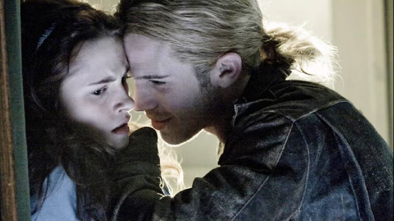 आजपासून तब्बल 18 वर्षांपूर्वी 2008 मध्ये प्रदर्शित झालेल्या ‘ट्वाइलाइट’ या चित्रपटाने प्रेक्षकांच्या मनावर अधिराज्य गाजवले होते. या चित्रपटाच्या पहिल्या भागाच्या प्रचंड यशानंतर त्याचे पुढील भागही प्रदर्शित झाले आणि प्रत्येक भागाला प्रेक्षकांचा भरघोस प्रतिसाद मिळाला.