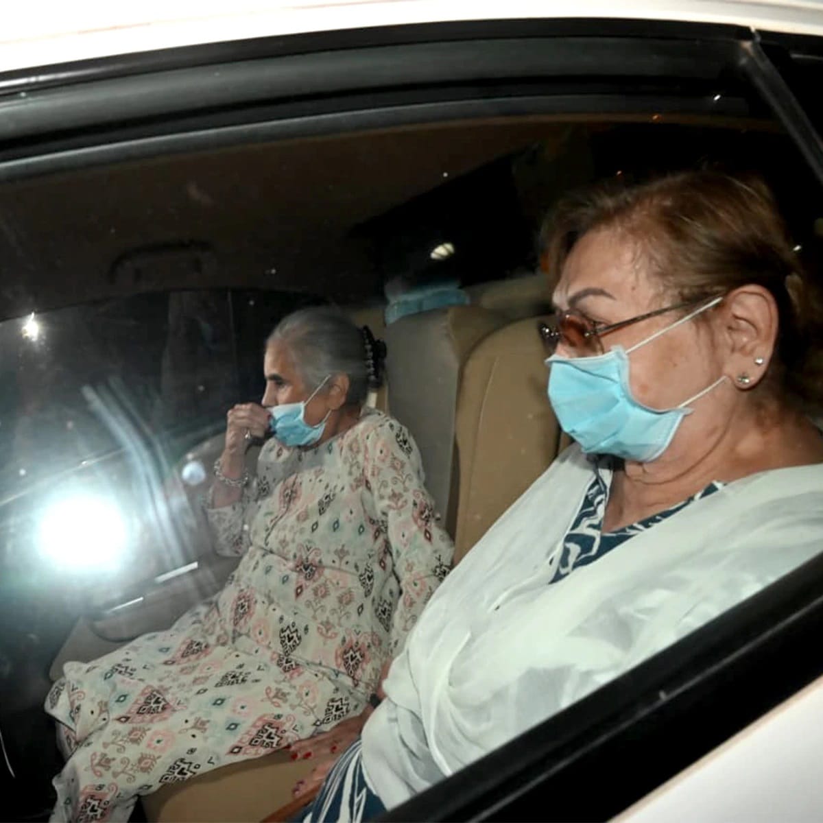 सलीम खान यांना भेटण्यासाठी पहिल्या पत्नी सलमा खान आणि दुसऱ्या पत्नी हेलम एकत्र पोहोचल्या... दोघींचे फोटो देखील समोर आले आहेत.  संपूर्ण खान कुटुंब सलीम खान यांना भेटण्यासाठी लीलावती रुग्णालयात पोहोचले होते. 