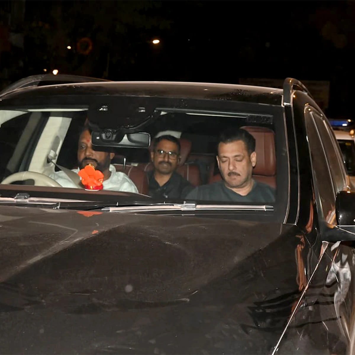 सलमान खान त्याच्या वडीलांवर प्रचंड प्रेम करतो... रिपोर्टनुसार, वडील रुग्णालयात दाखल झाल्याचं कळताच सलमान खान सर्व काम सोडून रुग्णालयात पोहोचला. सकाळ आणि संध्याकाळी सलमान खान रुग्णालयात येत आहे. 