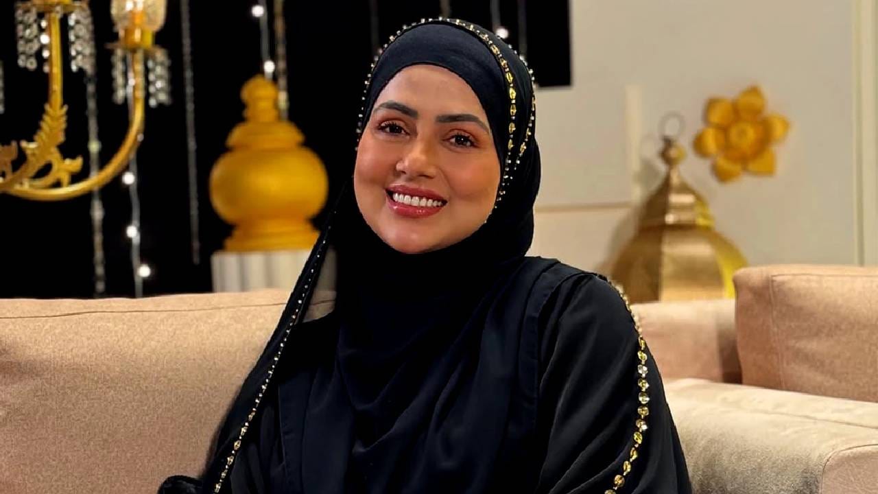 'बिग बॉस' फेम सना खानने बॉलिवूडमध्ये पाऊल ठेवण्याआधी 'क्लायमॅक्स'सारख्या बोल्ड चित्रपटांमध्ये काम केलं होतं. काही वर्षांपूर्वी तिने इस्लामचं कारण देत अभिनयक्षेत्र पूर्णपणे सोडलं आहे. 
