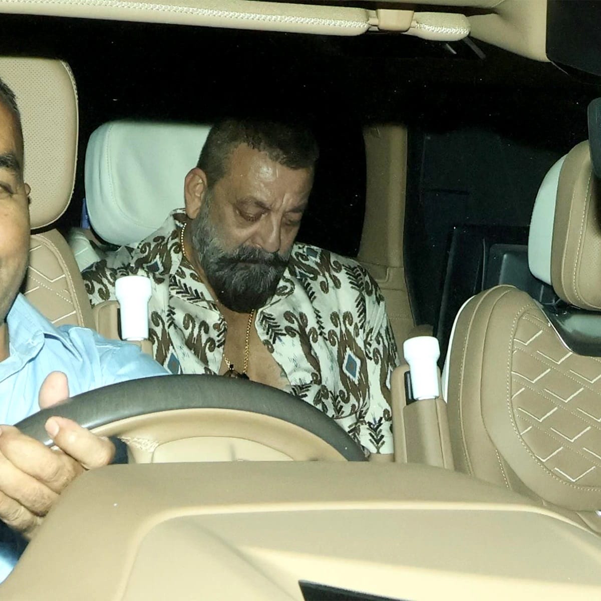 अभिनेता संजय दत्त, सलमान खान याला छोटा भाऊ मानतो. अशात सलीम खान यांना रुग्णालयात दाखल केलंय अशी माहिती मिळाल्यानंतर संजूबाबा रुग्णालयात पोहोचला तेव्हा त्याच्या चेहऱ्यावर निराशा दिसली. 