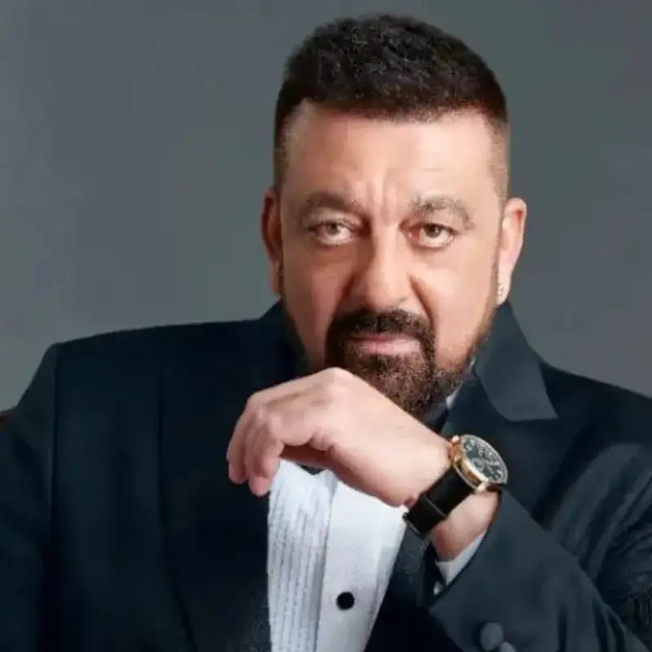 अभिनेता संजय दत्त याला बेकायदेशीर शस्त्रे बाळगल्याबद्दल दोषी ठरवण्यात आलं होतं. 2007 मध्ये टाडा न्यायालयाने त्याला सहा वर्षांची शिक्षा सुनावली. या काळात संजय दत्तने त्याच्या बायोपिक "संजू" मध्ये दाखवलं की त्याला तुरुंगात व्हीआयपी ट्रीटमेंट मिळाली नाही.