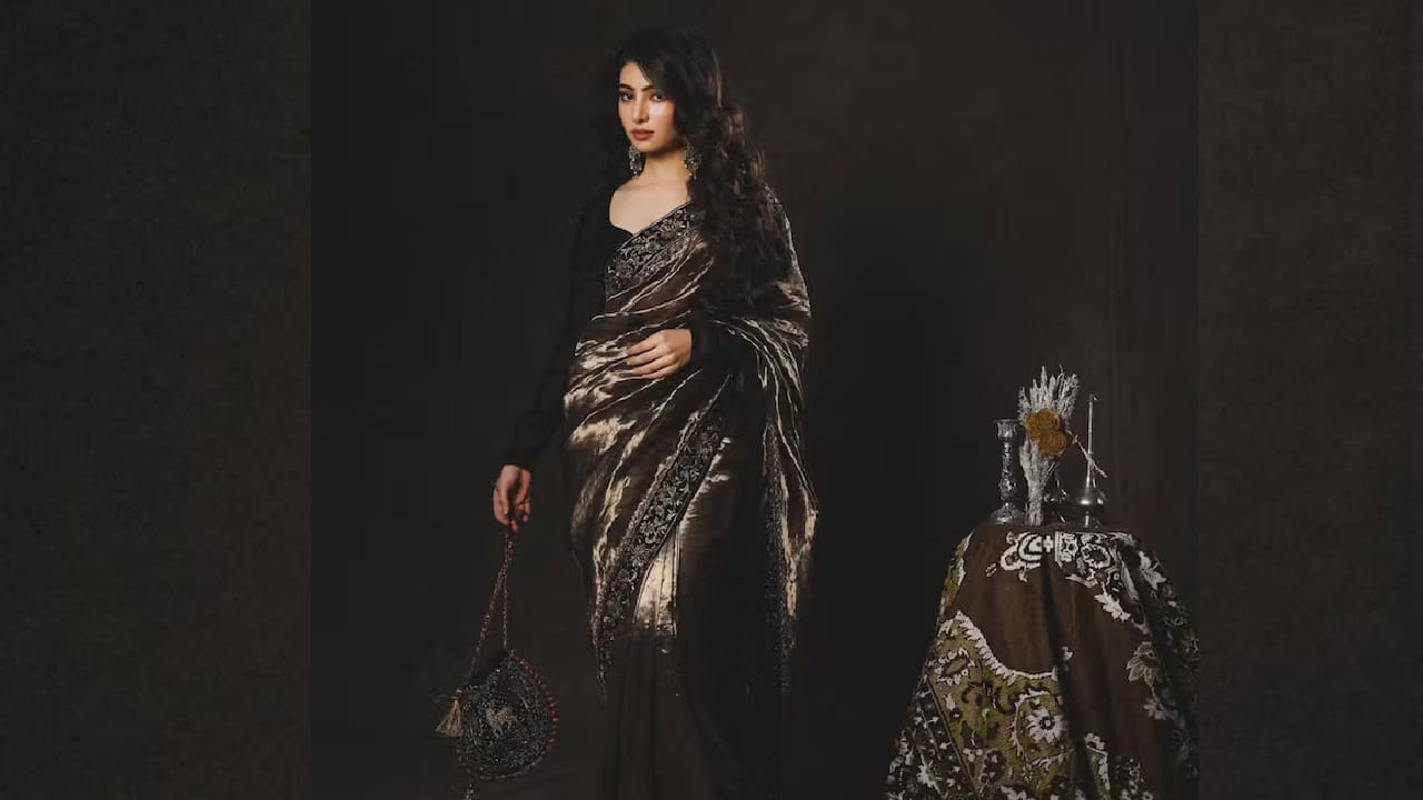 या फोटोंमध्ये सारा अतिशय सुंदर आणि एलिगंट दिसत असून तिचा हा पारंपरिक अवतार चाहत्यांना विशेष भावला आहे. साराने गोल्डन रंगाची व्हेलवेट साडी परिधान केली आहे. या साडीला तिने फुल स्लीव्ह्ज ब्लाउजची आकर्षक जोड दिली असून, तिचा हा लूक अत्यंत रॉयल आणि क्लासी दिसतो. 