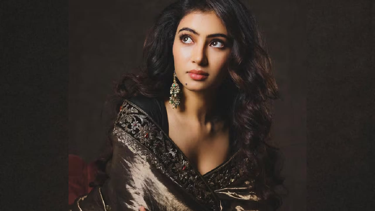 ‘धुरंधर’ चित्रपटाच्या शानदार यशानंतर अभिनेत्री सारा अर्जुन सतत चर्चेत राहात आहे. चित्रपटातील तिच्या अभिनयाचे कौतुक होत असतानाच, सध्या ती आपल्या ग्लॅमरस सोशल मीडिया पोस्टमुळे चाहत्यांचे लक्ष वेधून घेत आहे. 