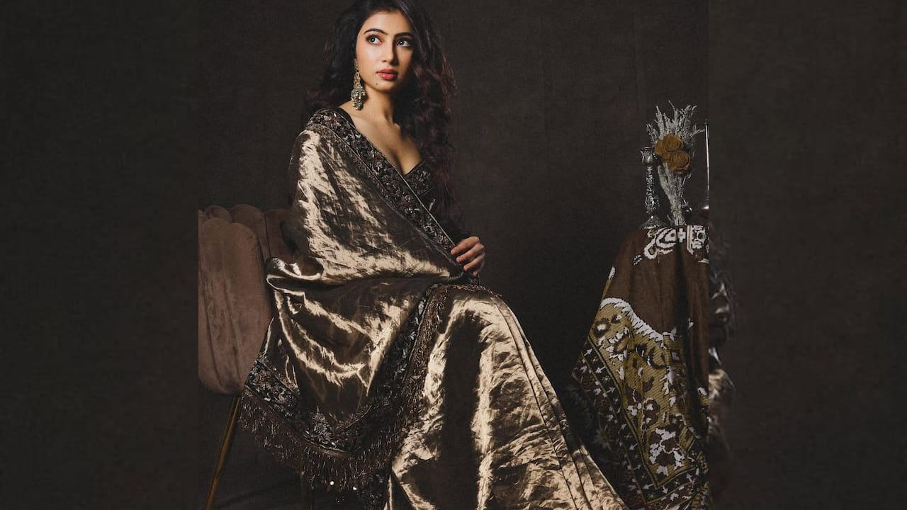 एक्सेसरीजच्या बाबतीत तिने हेवी इयररिंग्स कॅरी केले असून त्यामुळे तिच्या लूकला आणखी चार चांद लागले आहेत. साडी परिधान करून साराने वेगवेगळ्या अंदाजात कातिलाना पोज दिल्या आहेत. तर कधी हलक्या स्मितहास्याने तिने प्रत्येक फोटोमध्ये वेगळा ठसा उमटवला आहे. 