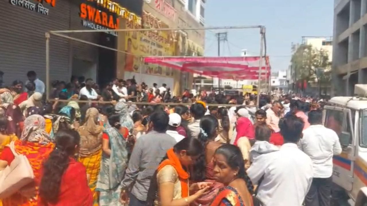 दुकानदाराच्या या ऑफरचे आणि दुकानासमोरील महिलांच्या गर्दीचे अनेक फोटो सध्या सोशल मीडियावर व्हायरल झाले आहेत.