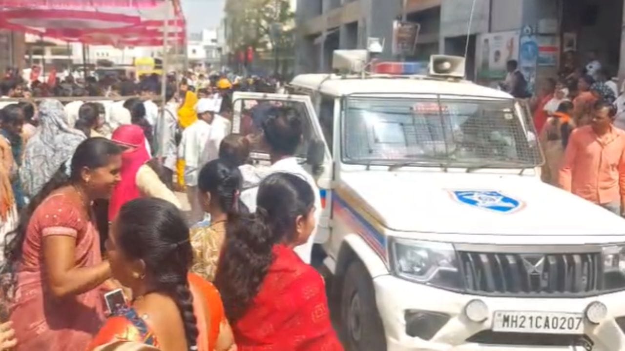 मात्र गर्दीचे नियोजना न करता या दुकानदाराने ऑफर ठेवल्याने पोलिसांनी या दुकानदाराला समज दिली आहे. कारण या ऑफरमुळे परिसरात मोठ्या प्रमाणात महिला पोहोचल्याने अनेकांना त्रासाचा सामना करावा लागला.